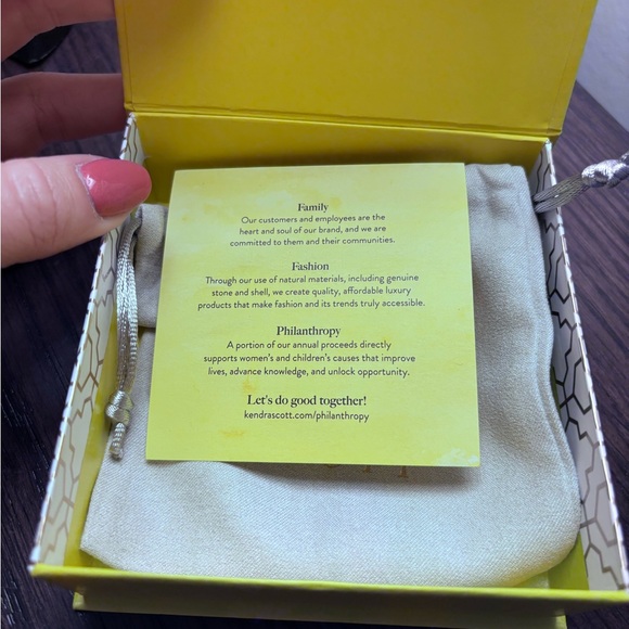 Kendra Scott gift box and dust bag - Picture 3 of 4
